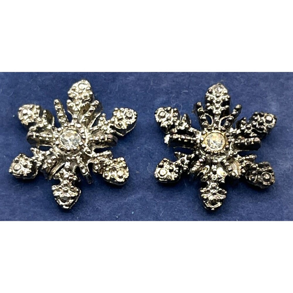 Vtg AVON Shimmering Snowflake Silver Tone Pierced Earrings in Original Box 2005
